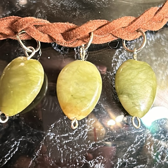 💦Brown faux suede choker w Jade stones & sand dollar charm - Picture 6 of 7